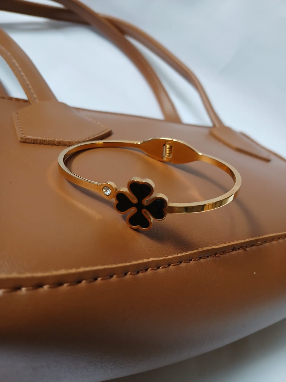 Minimalist Stainless Steel Spring Hinge Acrylic Floral Bangle Bracelet For Women Daily Wear