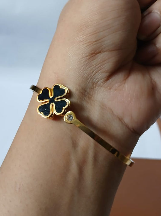 Minimalist Stainless Steel Spring Hinge Acrylic Floral Bangle Bracelet For Women Daily Wear