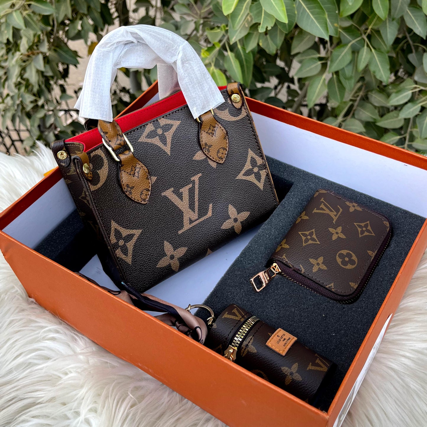 OnTheGo PM Monogram Canvas Handbag – Louis Vuitton (3-Piece Set) 👜