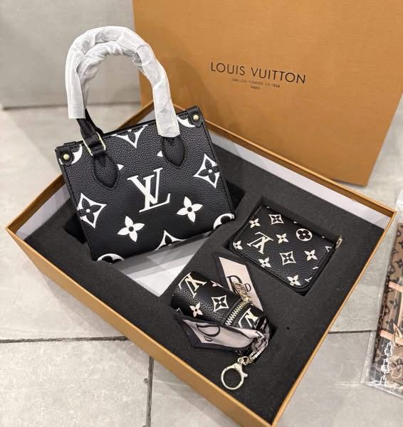 OnTheGo PM Monogram Canvas Handbag – Louis Vuitton (3-Piece Set) 👜